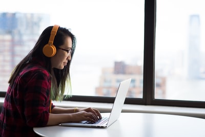 كيفية إصلاح سماعة بلوتوث Plantronics